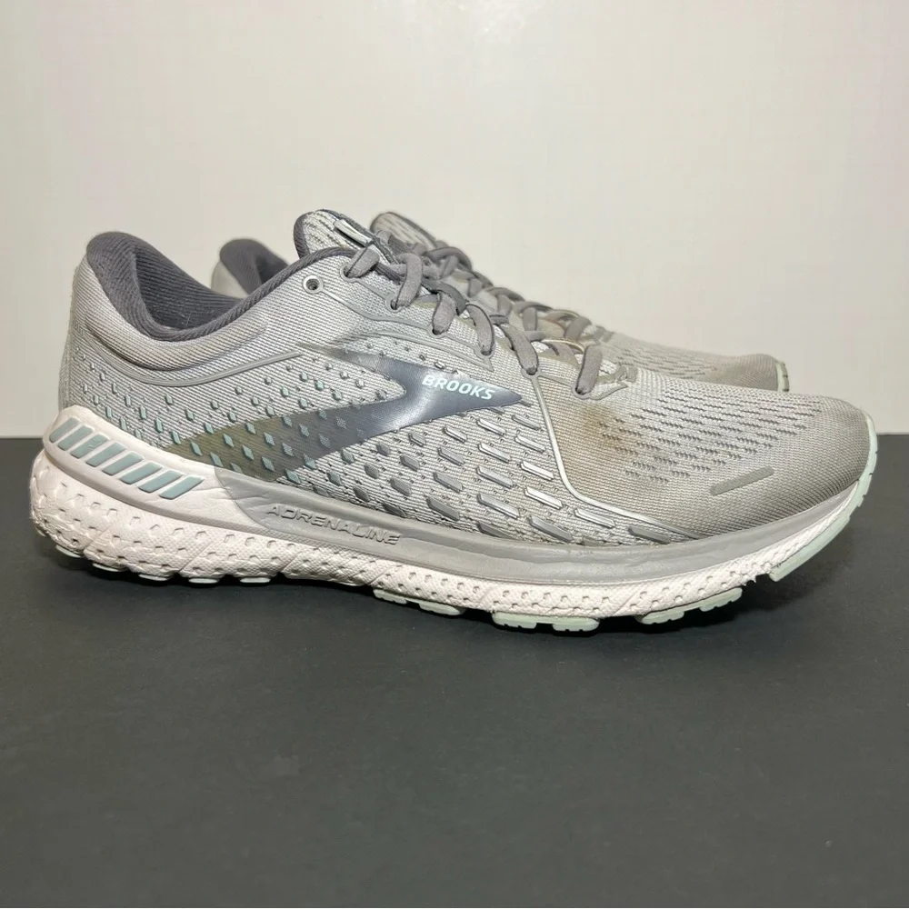 Womens BROOKS Adrenaline GTS 21 Gray Running Shoes / Size 9